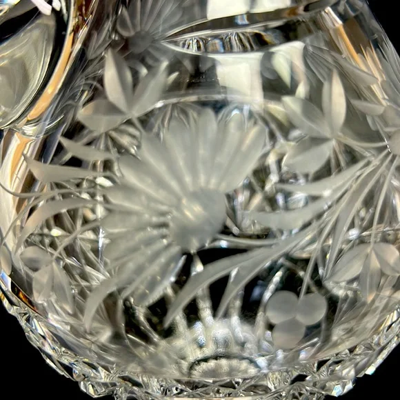 Vintage cut crystal tall ewer with etched floral design - Picture 11 of 12